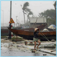На Китай обрушился тропический тайфун "Кроса"