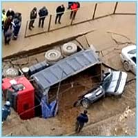 Четыре автомобиля провалились под землю в Южном Бутово