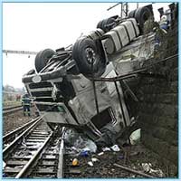 В Подмосковье «КамАЗ» упал с моста на железнодорожные пути