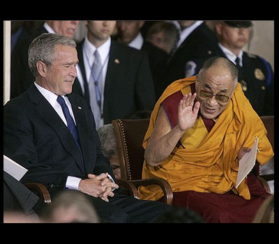 Буш пошел на обострение отношений с Китаем и наградил Далай-ламу
