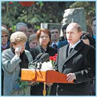 Путин и Медведев приехали отдать дань памяти Ельцину