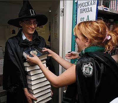 Продажа новой книги о приключениях Гарри Поттера стартует в полночь