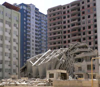Из-под завалов здания в Баку извлекли тринадцатое тело рабочего (фото 1 из 3)